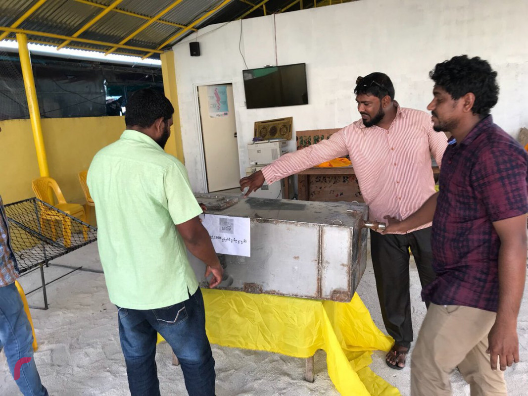 މެއި 30. 2018: އެމްޑީޕީގެ ރިޔާސީ ޕްރައިމަރީގައި ބޭނުންކުރަމުންދިޔަ ވޯތު ފޮށިތައް ފުލުހުންގެ ބެލުމުގެދަށަށް ގެންދަން ފެށުމުން އެ ޕާޓީގެ މެންބަރުން ވޯތުލާފައިވަނީ ނުއުފުލޭ މުދަލަށާއި، އުފުލަން އުނދަގޫވާނެ ފަދަ އެކިއެކި ތަކެއްޗަށް. އެގޮތުން ބައެއް ރަށްތަކުގައި ދަގަނޑު ފޮށްޓަށް ވަނީ ވޯޓުލާފައި.