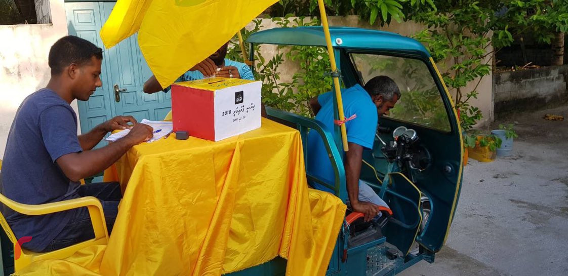 މެއި 30. 2018: އެމްޑީޕީގެ ރިޔާސީ ޕްރައިމަރީގައި ވަނީ މޯބައިލް ވޯޓިންގ ސްޓޭޝަން ބޭނުންކޮށްފައި. މިއީ ރާއްޖޭގައި މޯބައިލް ވޯޓިންގ ސްޓޭޝަން ބޭނުންކުރި ފުރަތަމަ ފަހަރު.