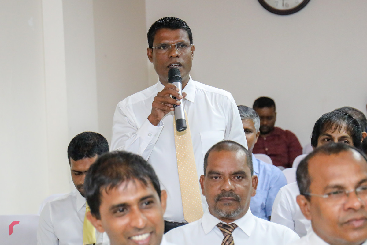 މެއި 31، 2018: އެމްޑީޕީގެ ގައުމީ މަޖިލީހުގައި އެމްޑީޕީގެ އިނގުރައިދޫ ދާއިރާގެ ރައީސް ހަސަން އަޙުމަދު (ހަސަންޓޭ) ވާހަކަފުޅު ދައްކަވަނީ، ގައުމީ މަޖިލީހުގައި މެންބަރުން ވަނީ އެމްޑީޕީގެ ކޮންގްރެސް ބާއްވާނެ ތާރީޚު ކަނޑައަޅާފައި -- ފޮޓޯ: މުހައްމަދު ޝަރުހާން