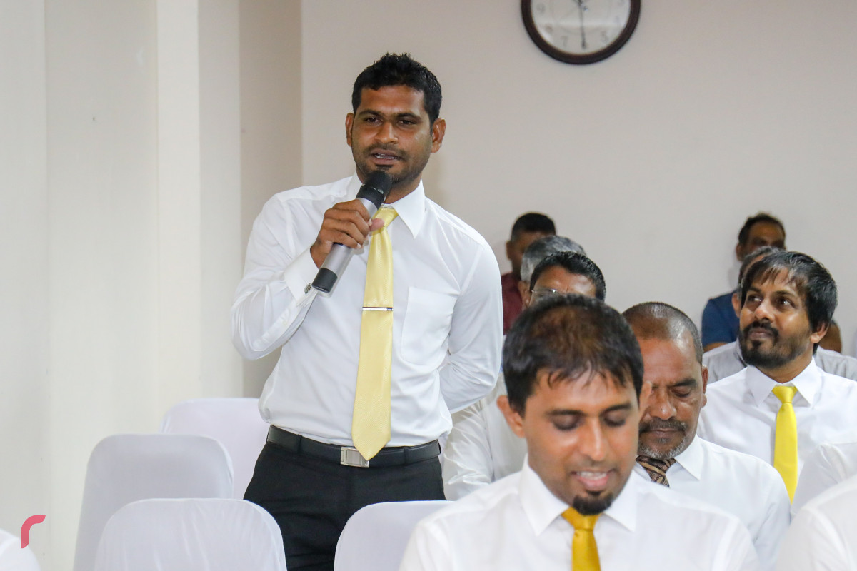 މެއި 31، 2018: އެމްޑީޕީގެ ގައުމީ މަޖިލީހުގައި އެމްޑީޕީގެ ތޮއްޑޫ ދާއިރާގެ ރައީސް ޙަސަން ޝިޔާން (ގިޓާ) ވާހަކަފުޅު ދައްކަވަނީ، ގައުމީ މަޖިލީހުގައި މެންބަރުން ވަނީ އެމްޑީޕީގެ ކޮންގްރެސް ބާއްވާނެ ތާރީޚު ކަނޑައަޅާފައި -- ފޮޓޯ: މުހައްމަދު ޝަރުހާން