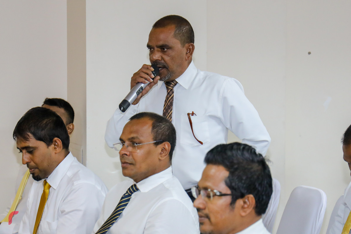 މެއި 31، 2018: އެމްޑީޕީގެ ގައުމީ މަޖިލީހުގައި އެމްޑީޕީގެ ކުޑަހުވަދޫ ދާއިރާގެ ރައީސް ޝާތިރު ޢަބްދުއްރަޙުމާން ވާހަކަފުޅު ދައްކަވަނީ، ގައުމީ މަޖިލީހުގައި މެންބަރުން ވަނީ އެމްޑީޕީގެ ކޮންގްރެސް ބާއްވާނެ ތާރީޚު ކަނޑައަޅާފައި -- ފޮޓޯ: މުހައްމަދު ޝަރުހާން