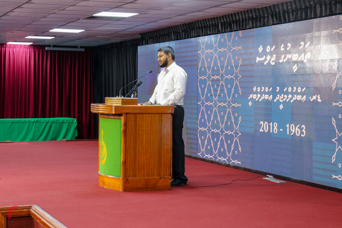 ޖޫން 1، 2018: ކުރީގެ އިސްލާމިކް މިނިސްޓަރު ޑރ. އަބްދުލް މަޖީދު އަބްދުލް ބާރީގެ ހަނދާނުގައި، އިސްލާމީ މަރުކަޒުގައި ބޭއްވި ތައުބީރުގެ ޖަލްސާގައި ޑރ .އަބްދުލް މަޖީދު އަބްދުލް ބާރީގެ ދަރިކަލުން އަޙްމަދު ފިރާސް ވާހަކަ ދައްކަވަނީ -- ފޮޓޯ: މުހައްމަދު ޝަރުހާން / ރާއްޖެ އެމްވީ