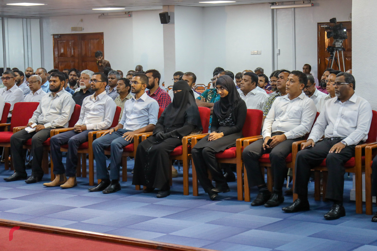 ޖޫން 1، 2018: ކުރީގެ އިސްލާމިކް މިނިސްޓަރު ޑރ. އަބްދުލް މަޖީދު އަބްދުލް ބާރީގެ ހަނދާނުގައި، އިސްލާމީ މަރުކަޒުގައި ބޭއްވި ތައުބީރުގެ ޖަލްސާގައި ޑރ. އަބްދުލް މަޖީދު އަބްދުލްބާރީ އާއި މަޖީދުގެ ބައެއް ބޭފުޅުން ވަނީ ބައިވެރިވެ ވަޑައިގެންފައި -- ފޮޓޯ: މުހައްމަދު ޝަރުހާން / ރާއްޖެ އެމްވީ