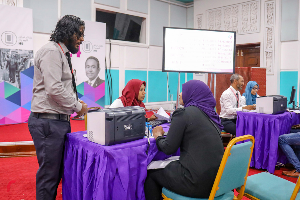 ޖޫން 3، 2018: "ހިޔާ" މަޝްރޫއުގެ ދަށުން ހައުސިން މިނިސްޓްރީން ދަރުބާރުގޭގައި ހަދާފައިވާ ކައުންޓަރަށް މީހަކު ފޯމް ހުށަހަޅަނީ. -- ފޮޓޯ: މުހައްމަދު ޝަރުހާން / ރާއްޖެ އެމްވީ