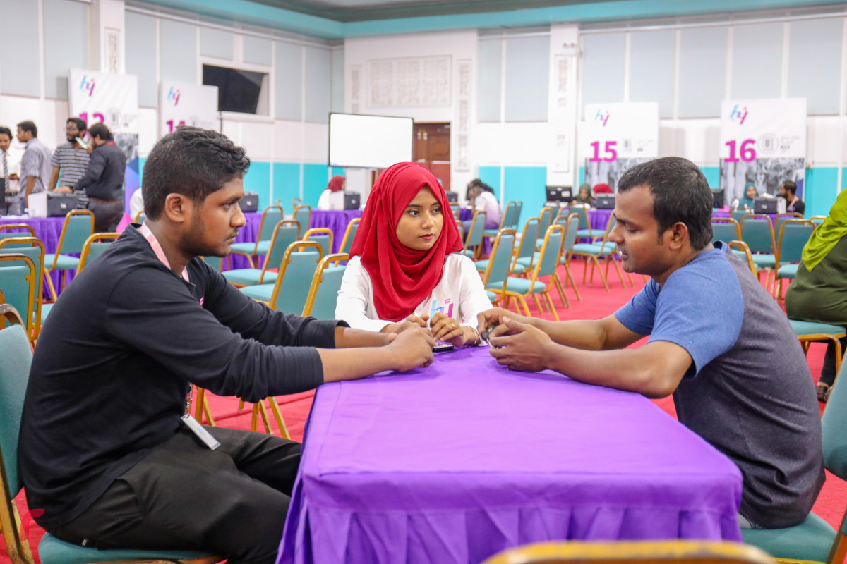 ޖޫން 3، 2018: "ހިޔާ" މަޝްރޫއުގެ ދަށުން ހައުސިން މިނިސްޓްރީން ދަރުބާރުގޭގައި ހަދާފައިވާ ކައުންޓަރަށް މީހަކު ފޯމް ހުށަހަޅަނީ. -- ފޮޓޯ: މުހައްމަދު ޝަރުހާން / ރާއްޖެ އެމްވީ