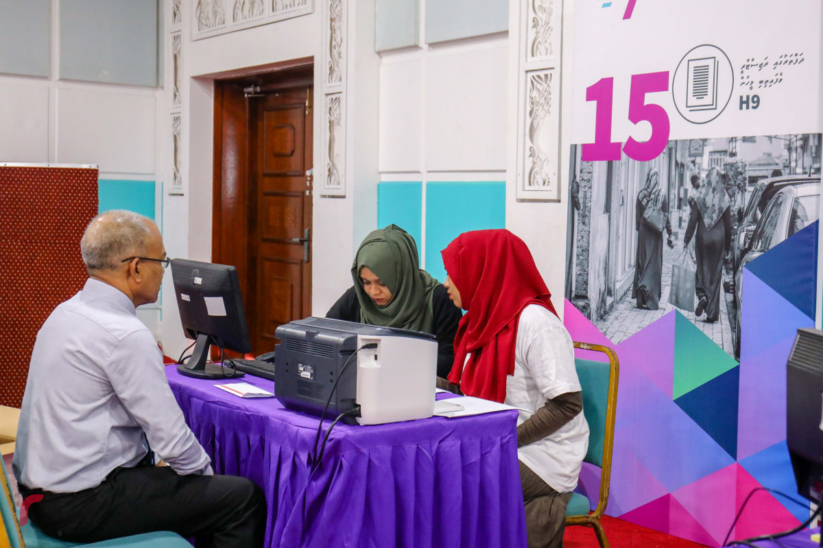 ޖޫން 3، 2018: "ހިޔާ" މަޝްރޫއުގެ ދަށުން ހައުސިން މިނިސްޓްރީން ދަރުބާރުގޭގައި ހަދާފައިވާ ކައުންޓަރަށް މީހަކު ފޯމް ހުށަހަޅަނީ. -- ފޮޓޯ: މުހައްމަދު ޝަރުހާން / ރާއްޖެ އެމްވީ