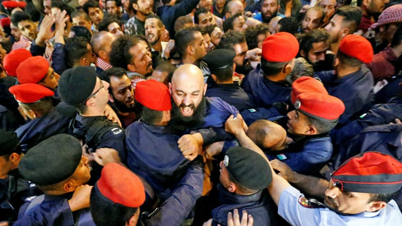 މުޒާހަރާ ކުރި މީހުންވަނީ ޓެކްސްގެ ބިލް އަނބުރާ ފޮނުވާލުމަށް ގޮވާލާފައި