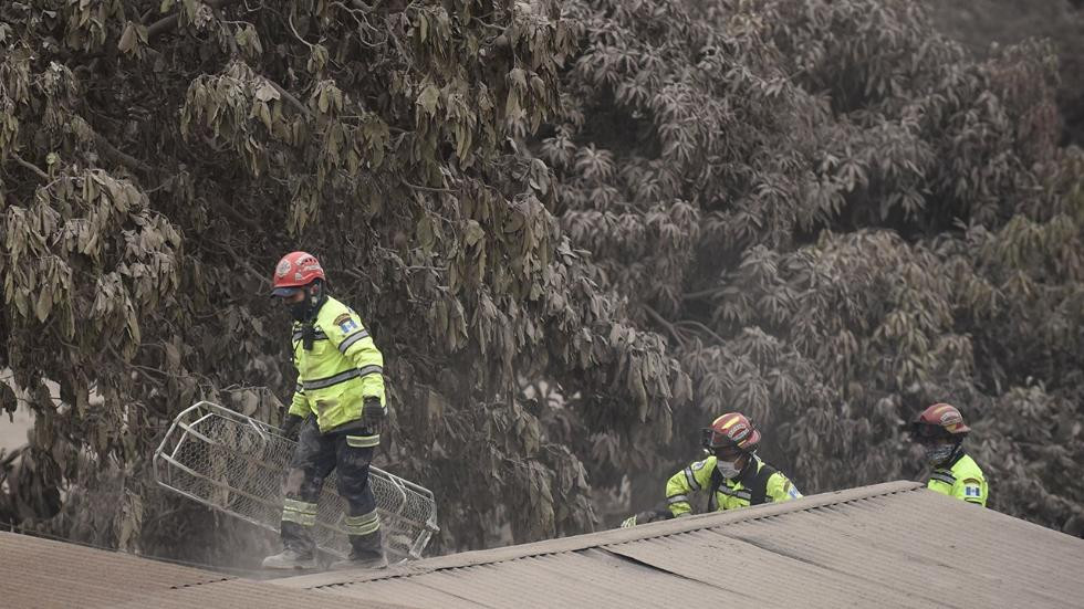 ޖޫން 4، 2018: ގުއާޓެމޭލާގެ ފުއޭގޯ އަލިފާން ފަރުބަދަ ގޮވުމާއި ގުޅިގެން ހާލުގައި ޖެހިފައިވާ މީހުން ސަލާމަތް ކުރުމަށް ހަތަކާތްތެރިވަނީ، އަލިފާން ފަރުބަދަ ގޮވުމުގެ ސަބަބުން މިހާތަނަށް 62 މީހުން މަރުވެފައިވާކަމަށް މައުލޫމާތުދޭ