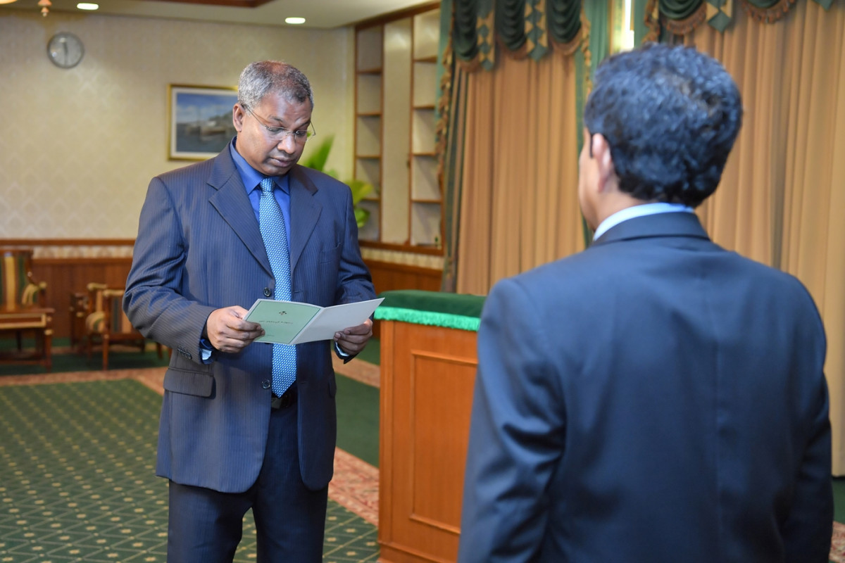 ޖޫން 5، 2018: ކަސްޓަމްސްގެ ކޮމިޝަނާ ޖެނެރަލްއަށް ޖުނެއިދު ހަމަޖެއްސެވުމަށް ރައީސް އޮފީހުގައި ބޭއްވެވި ރަސްމިއްޔާތުގެ ތެރެއިން، ޖުނެއިދަށް ހުވާލާދެއްވީ ހައިކޯޓުގެ އިސްގާޒީ އަބްދުﷲ ދީދީ -- ފޮޓޯ: ރައީސް އޮފީސް