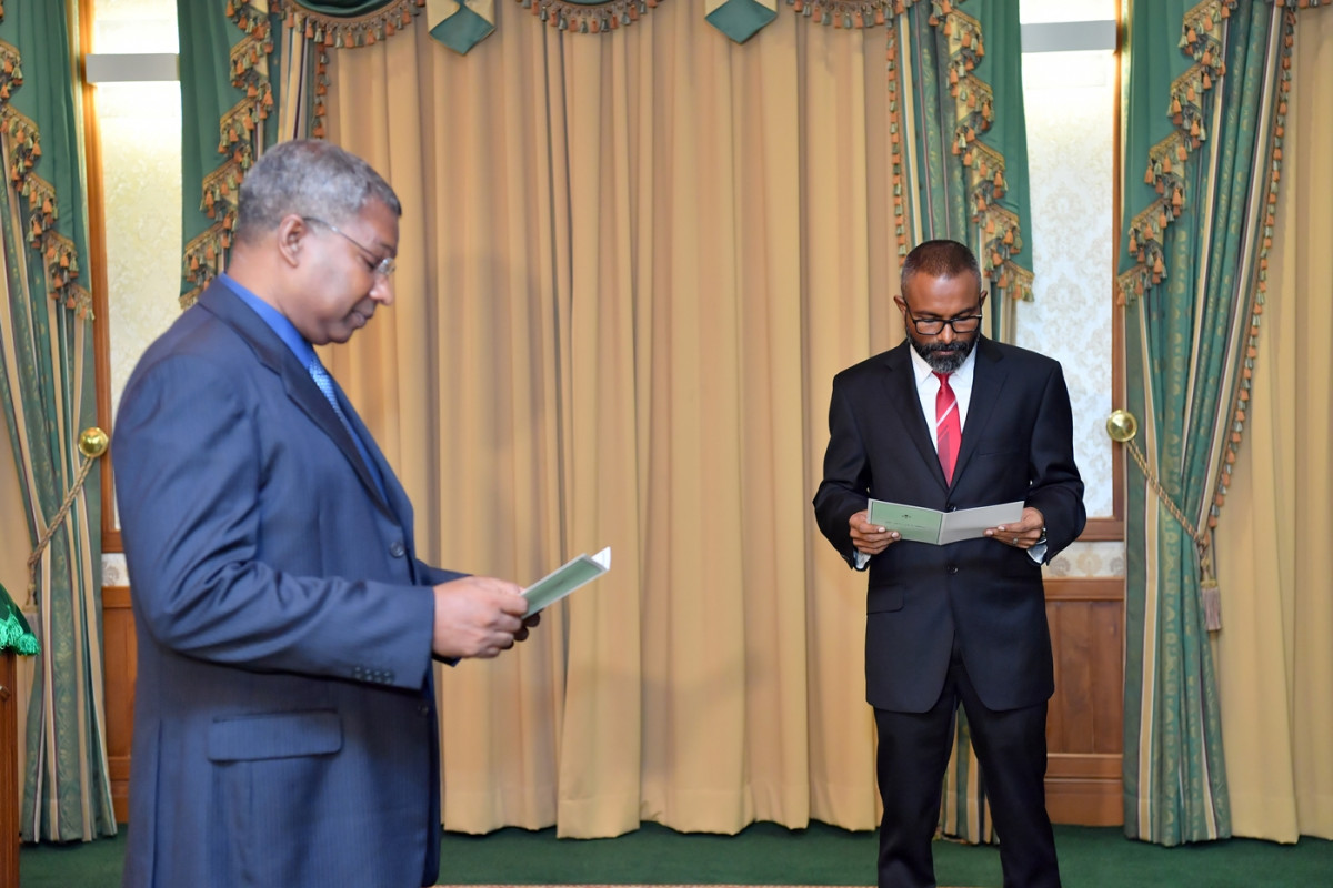 ޖޫން 5، 2018: ކަސްޓަމްސްގެ ކޮމިޝަނާ ޖެނެރަލްއަށް ޖުނެއިދު ހަމަޖެއްސެވުމަށް ރައީސް އޮފީހުގައި ބޭއްވެވި ރަސްމިއްޔާތުގެ ތެރެއިން، ޖުނެއިދަށް ހުވާލާދެއްވީ ހައިކޯޓުގެ އިސްގާޒީ އަބްދުﷲ ދީދީ -- ފޮޓޯ: ރައީސް އޮފީސް