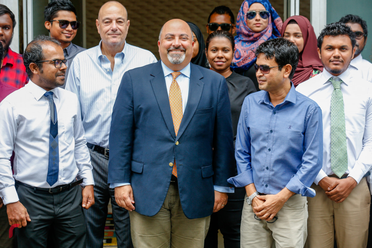 ޖޫން 6، 2018: އެމެރިކާއިން ލަންކާ އަދި ރާއްޖެއަށް ކަނޑައަޅުއްވާފައި ހުންނަވާ ސަފީރު އަތުލް ކެޝަޕް ރާއްޖެ ޓީވީއަށް ޒިޔާރަތް ކުރެއްވުމުން، ރާއްޖެ ޓީވީގެ ބައެއް މުވައްޒިފުން އެމްބެސަޑަރާއިއެކު ފޮޓޯއަކަށް ހުއްޓިލައިގެން -- ފޮޓޯ: މުހައްމަދު ޝަރުހާން