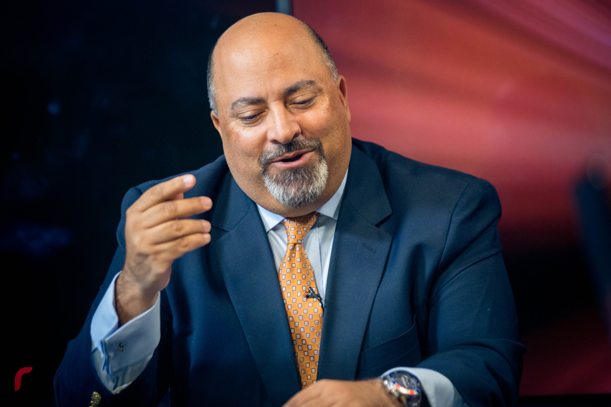 ޖޫން 6، 2018: އެމެރިކާއިން ލަންކާއަދި ރާއްޖެއަށް ކަނޑައަޅުއްވާފައި ހުންނަވާ ސަފީރު އަތުލް ކެޝަޕް ރާއްޖެޓީވީއަށް ޒިޔާރަތް ކުރައްވައި ހާއްސަ އިންޓަވިއުއެއް ދެއްވަނީ، އިންޓަވިއުގައި އެމްބެސެޑަރު ވަނީ ރާއްޖޭގެ ސިޔާސީ މަސްރަހަށް އަލިއަޅުވާލާފައި -- ފޮޓޯ: މުހައްމަދު ޝަރުހާން