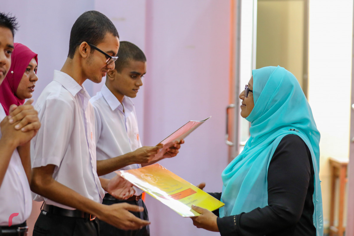 ޖޫން 7، 2018: އިމާދުއްދީން ސްކޫލްގެ ބައެއް ދަރިވަރުންނާއި ރިޕޯޓްފޮތް ހަވާލު ކުރަނީ -- ފޮޓޯ: މުހައްމަދު ޝަރުހާން