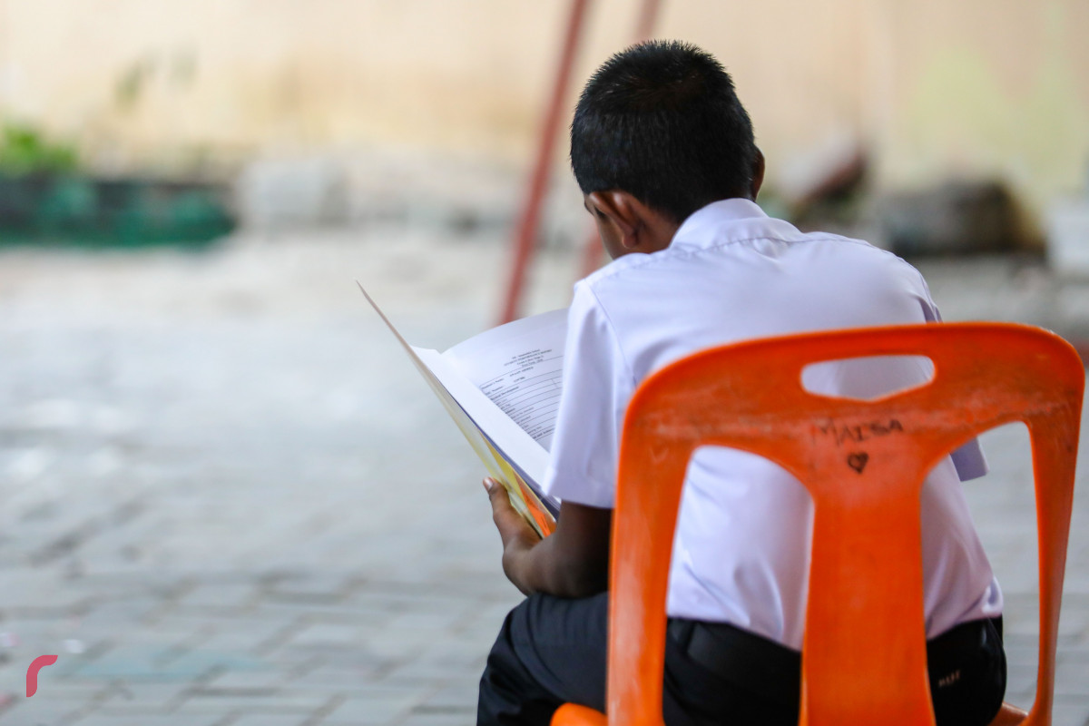 ޖޫން 7، 2018: އިމާދުއްދީން ސްކޫލްގެ ދަރިވަރަކު އެކުއްޖާގެ ނަތީޖާ ބަލަނީ -- ފޮޓޯ: މުހައްމަދު ޝަރުހާން