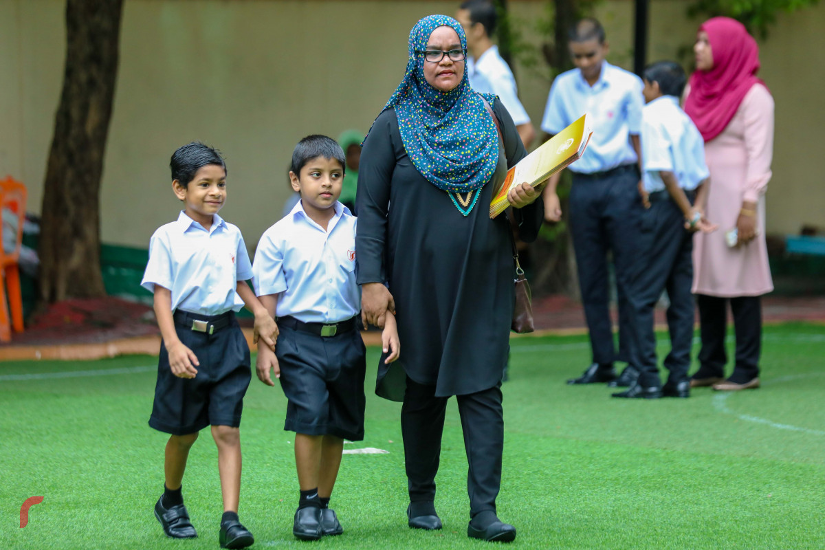 ޖޫން 7، 2018: ބިލަބޮންގް އިންޓަރނޭޝަލް ސްކޫލްގެ ދަރިވަރަކު އެކުއްޖާގެ ބެލެނިވެރިޔާ އާއި އެކު -- ފޮޓޯ: މުހައްމަދު ޝަރުހާން