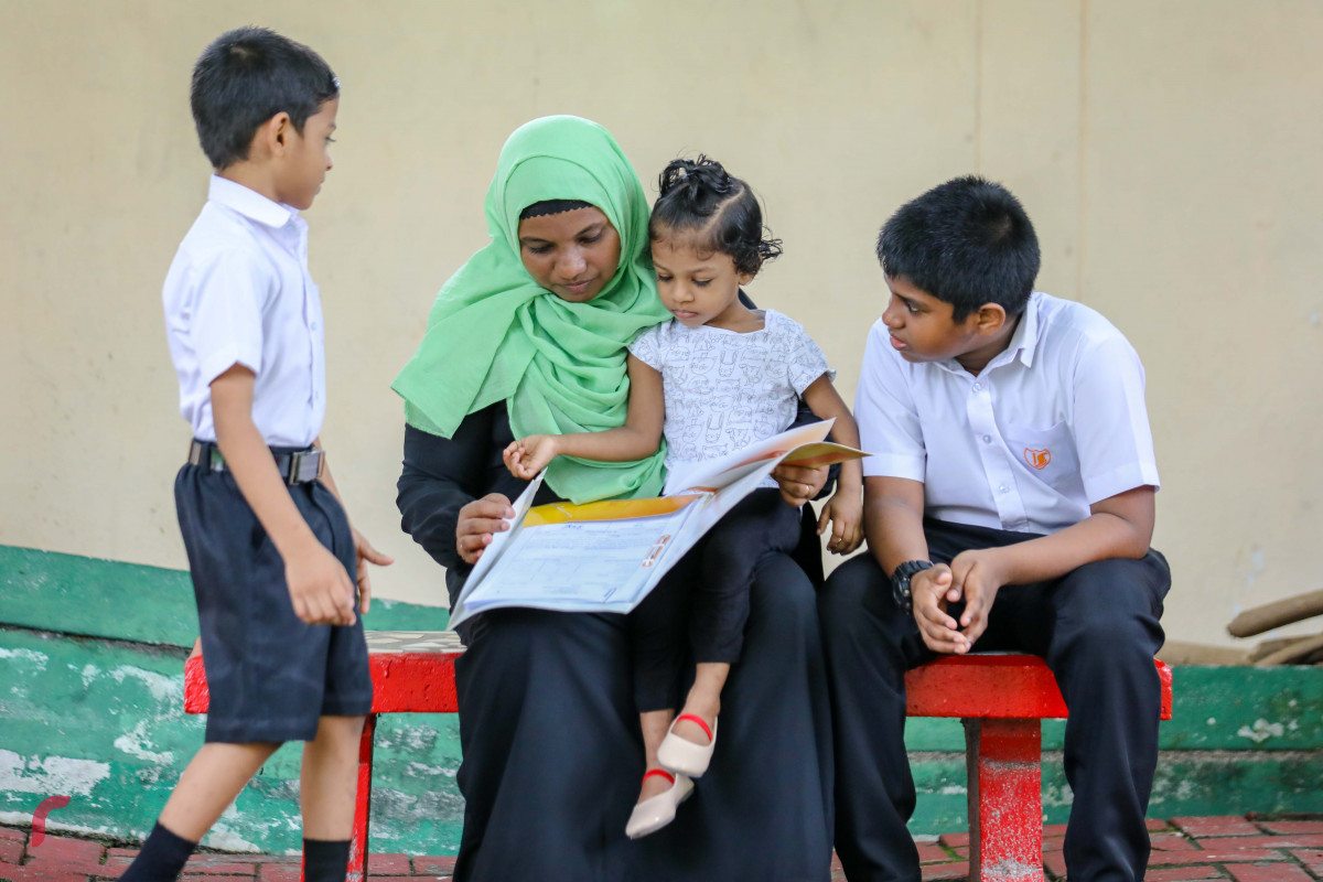 ޖޫން 7، 2018: އިމާދުއްދީން ސްކޫލްގެ ދަރިވަރަކު އެކުއްޖާގެ ބެލެނިވެރިޔާ އާއި ސެމިސްޓަރގެ ނަތީޖާ ހިއްސާކުރަނީ -- ފޮޓޯ: މުހައްމަދު ޝަރުހާން