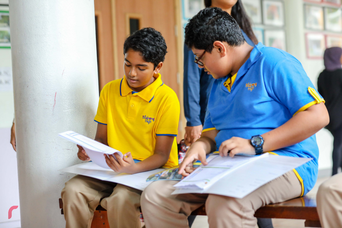 ޖޫން 7، 2018: ބިލަބޮންގް އިންޓަރނޭޝަލް ސްކޫލްގެ ދަރިވަރުންތަކެއް ސެމިސްޓަރގެ ނަތީޖާ އާއި ގުޅޭގޮތުން މަޝްވަރާ ކުރަނީ -- ފޮޓޯ: މުހައްމަދު ޝަރުހާން