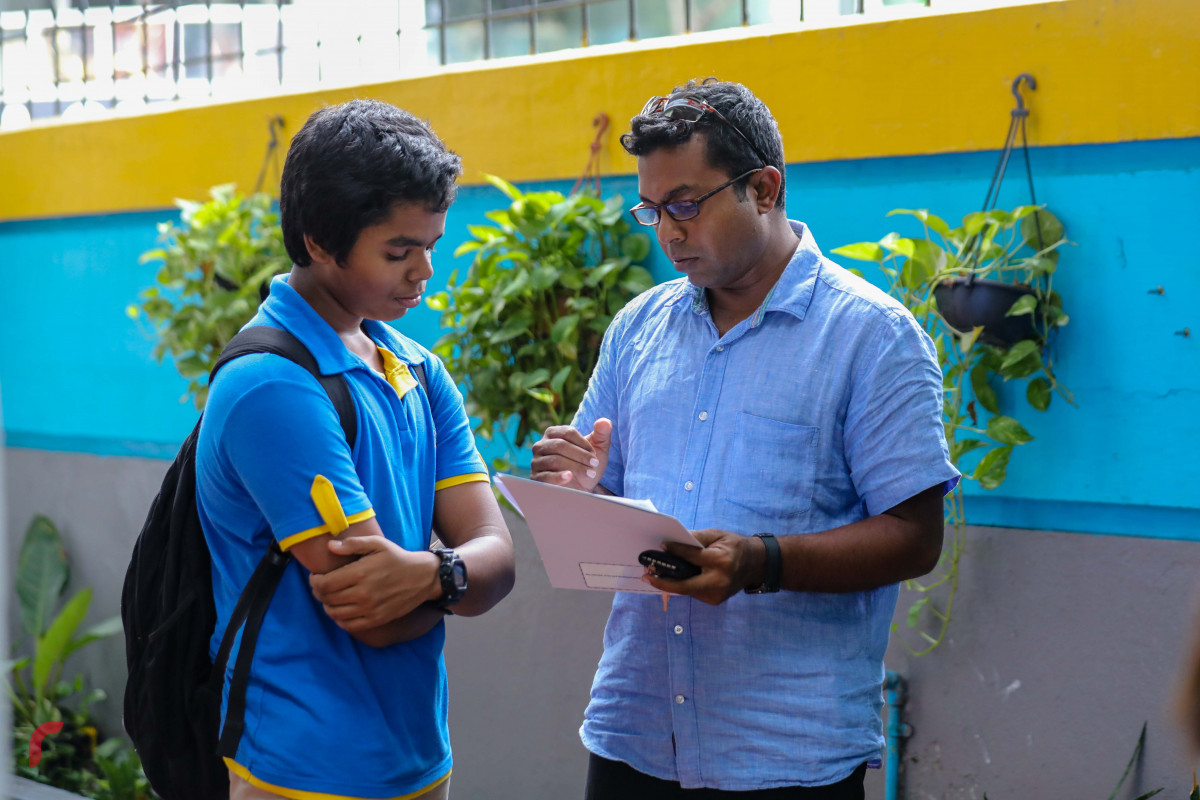 ޖޫން 7، 2018: ބިލަބޮންގް އިންޓަރނޭޝަލް ސްކޫލްގެ ދަރިވަރަކު އޭނާގެ ބެލެނިވެރިޔާ އާއި އެކު ސެމިސްޓަރގެ ނަތީޖާ އާއި މެދު މަޝްވަރާ ކުރަނީ -- ފޮޓޯ: މުހައްމަދު ޝަރުހާން