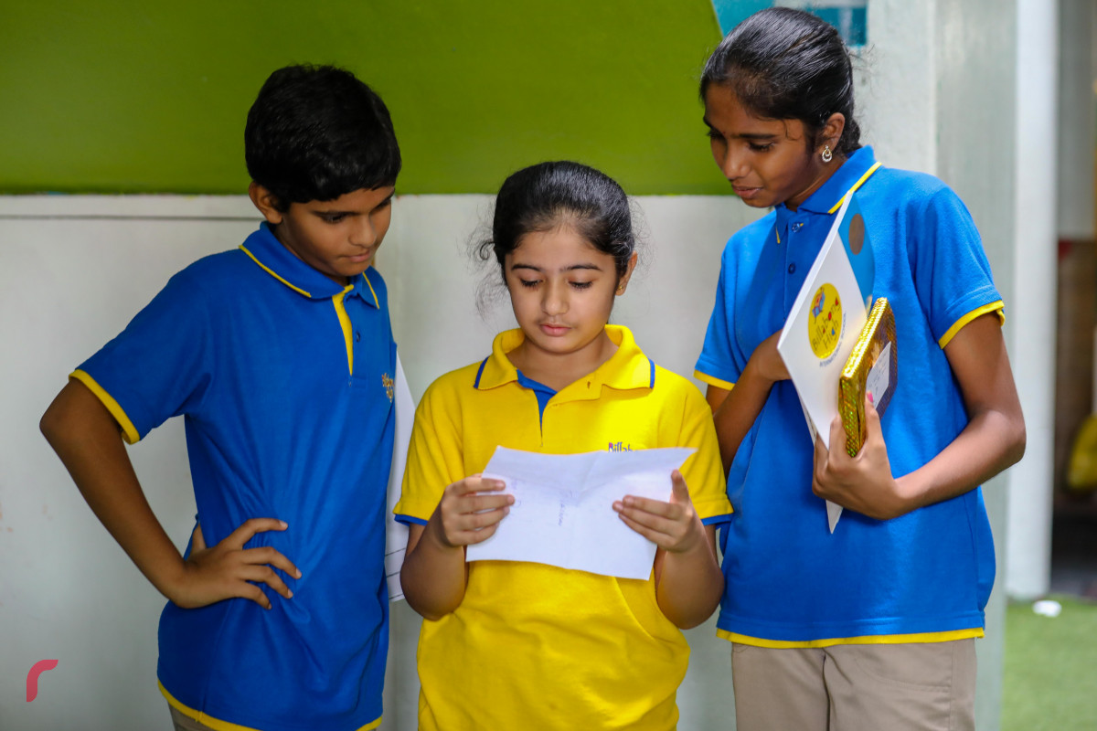 ޖޫން 7، 2018: ބިލަބޮންގް އިންޓަރނޭޝަލް ސްކޫލްގެ ދަރިވަރުންތަކެއް ސެމިސްޓަރގެ ނަތީޖާ އާއި ގުޅޭގޮތުން މަޝްވަރާ ކުރަނީ -- ފޮޓޯ: މުހައްމަދު ޝަރުހާން