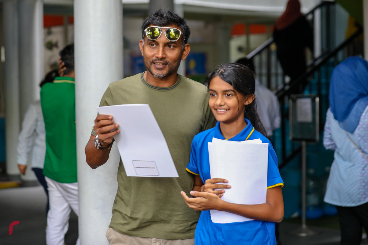 ޖޫން 7، 2018: ބިލަބޮންގް އިންޓަރނޭޝަލް ސްކޫލްގެ ދަރިވަރަކު އެކުއްޖާގެ ބެލެނިވެރިޔާ އާއި އެކު -- ފޮޓޯ: މުހައްމަދު ޝަރުހާން