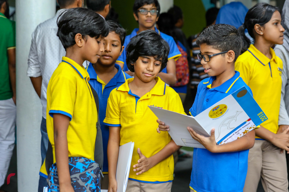 ޖޫން 7، 2018: ބިލަބޮންގް އިންޓަރނޭޝަލް ސްކޫލްގެ ދަރިވަރުންތަކެއް ސެމިސްޓަރގެ ނަތީޖާ އާއި ގުޅޭގޮތުން މަޝްވަރާ ކުރަނީ -- ފޮޓޯ: މުހައްމަދު ޝަރުހާން