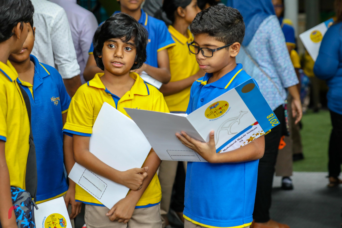 ޖޫން 7، 2018: ބިލަބޮންގް އިންޓަރނޭޝަލް ސްކޫލްގެ ދަރިވަރަކު އެކުއްޖާގެ ނަތީޖާ ބަލަނީ -- ފޮޓޯ: މުހައްމަދު ޝަރުހާން