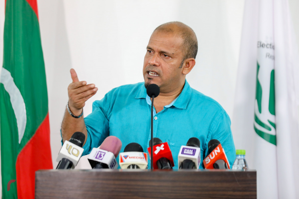 ޖޫން 8، 2018: ރިޔާސީ އިންތިހާބު ބާއްވާނެ ދުވަސް އިއުލާންކުރުމަށް ބޭއްވި ޖަލްސާގައި އިލެކްޝަންްސް ކޮމިޝަންގެ ރައީސް އަޙްމަދު ޝަރީފް ވާހަކަފުޅު ދައްކަވަނީ، ޝަރީފް ވިދާޅުުވީ މި އިންތިހާބުގެ ކަންކަން ކުރިއަށްދާގޮތް ބެލުމުގެ ފުރުސަތު ބޭރުގެ ޤައުމުތަކަށްވެސް އޮންނާނެކަމަށް -- ފޮޓޯ: މުހައްމަދު ޝަރުހާން / ރާއްޖެ އެމްވީ