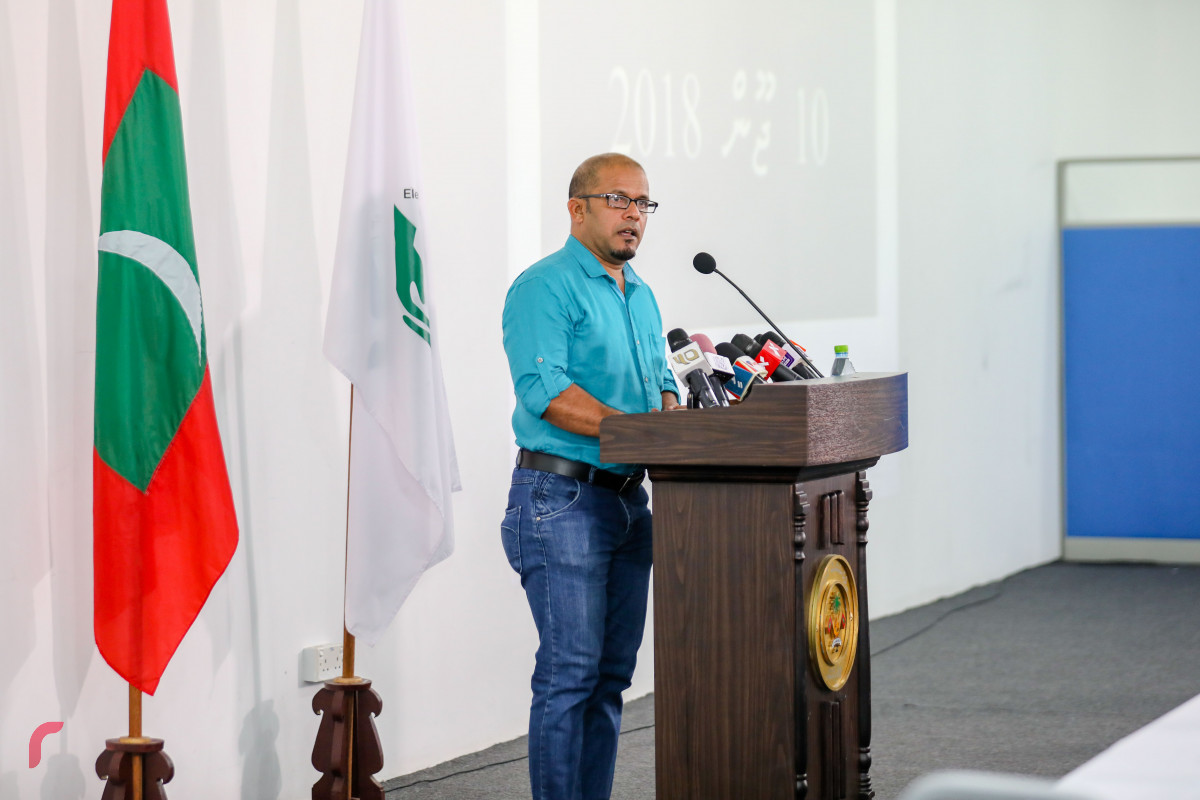 ޖޫން 8، 2018: ރިޔާސީ އިންތިހާބު ބާއްވާނެ ދުވަސް އިއުލާންކުރުމަށް ބޭއްވި ޖަލްސާގައި އިލެކްޝަންްސް ކޮމިޝަންގެ ރައީސް އަޙްމަދު ޝަރީފް ވާހަކަފުޅު ދައްކަވަނީ، މީޑިއާތަކުުން މޮނީޓަރުން ކަނޑައަޅާއިރު، އެ މޮނީޓަރުންނަކީ މީޑިއާތަކުގެ ކޮންޓްރެކްޓެއްގައި ތިބޭ ބައެއްތޯ ބަލާނެ -- ފޮޓޯ: މުހައްމަދު ޝަރުހާން / ރާއްޖެ އެމްވީ
