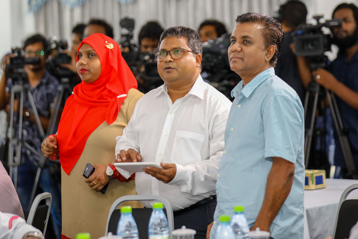 ޖޫން 8، 2018: ރިޔާސީ އިންތިހާބު ބާއްވާނެ ދުވަސް އިއުލާންކުރުމަށް ބޭއްވި ޖަލްސާގައި ސިޔާސީ ބައެއް ބޭފުޅުން ބައިވެރިވެ ވަޑައިގަންނަވަނީ، އިންތިޚާބުގައި ވާދަކުރުމުގެ ފުރުސަތު ހުރިހާ ފަރާތްތަކަށް ދިނުމަށް އިދިކޮޅު ފަރާތްތަކުން ދަނީ ގޮވާލަމުން. -- ފޮޓޯ: މުހައްމަދު ޝަރުހާން / ރާއްޖެ އެމްވީ
