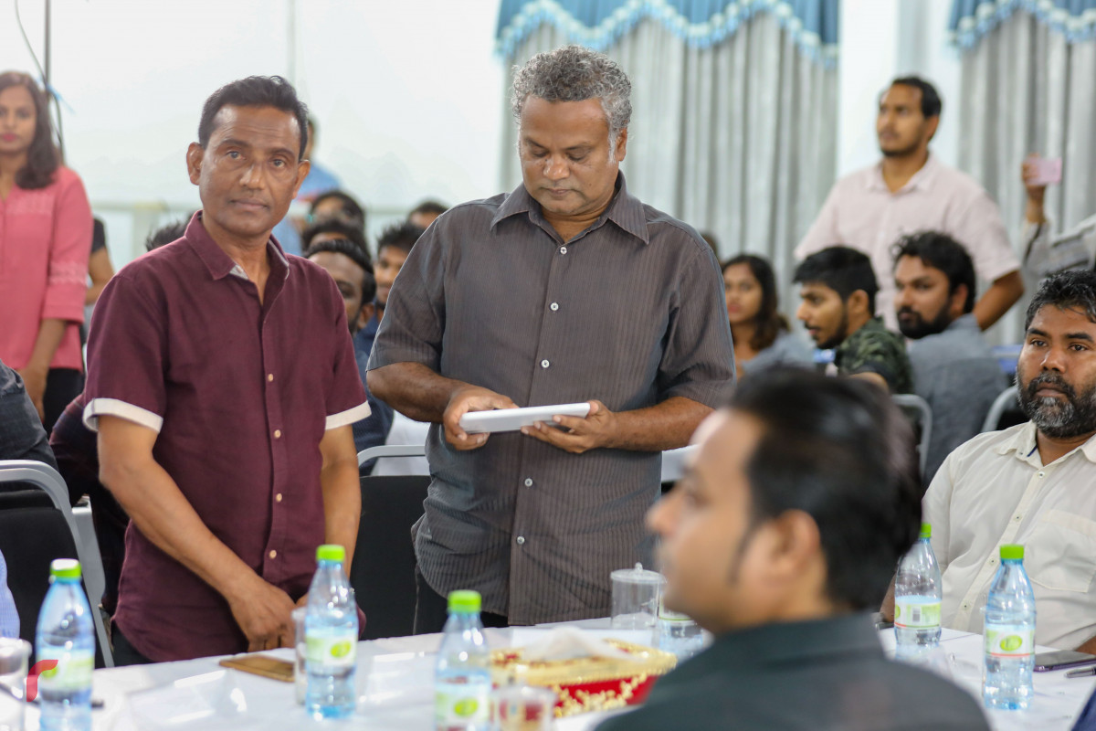 ޖޫން 8، 2018: ރިޔާސީ އިންތިހާބު ބާއްވާނެ ދުވަސް އިއުލާންކުރުމަށް ބޭއްވި ޖަލްސާގައި ސިޔާސީ ބައެއް ބޭފުޅުން ބައިވެރިވެ ވަޑައިގަންނަވަނީ، 2013ގެ ރިޔާސީ އިންތިހާބުގައި ވެސް ވޯޓު ފެށިތައް ބެހެއްޓި ތަންތަނުގައި ވޯޓު ފޮށިތައް ބަހައްޓާނެ. -- ފޮޓޯ: މުހައްމަދު ޝަރުހާން / ރާއްޖެ އެމްވީ