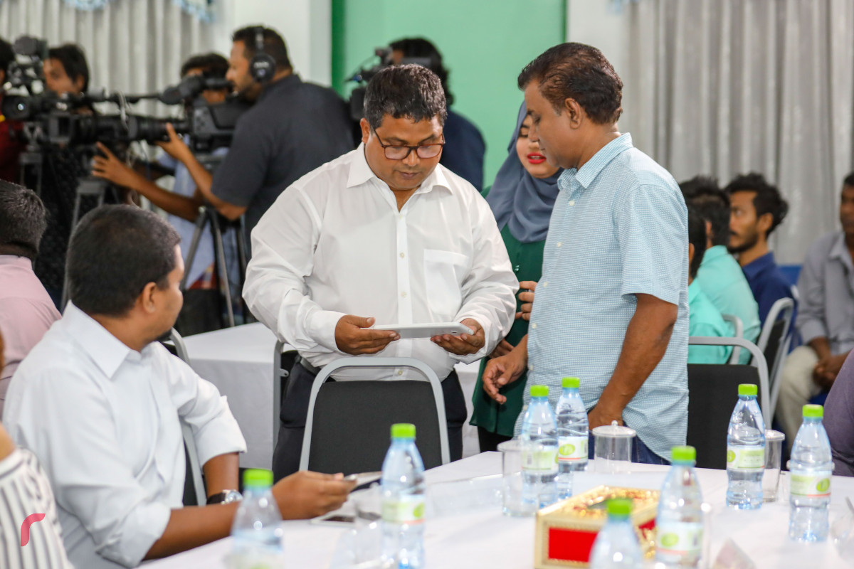 ޖޫން 8، 2018: ރިޔާސީ އިންތިހާބު ބާއްވާނެ ދުވަސް އިއުލާންކުރުމަށް ބޭއްވި ޖަލްސާގައި ސިޔާސީ ބައެއް ބޭފުޅުން ބައިވެރިވެ ވަޑައިގަންނަވަނީ، ކެނޑިޑޭޓުންނަށް ކެމްޕޭން ކުރުމަށް 30 ދުވަހުގެ މުއްދަތެއް ލިބޭނެ. -- ފޮޓޯ: މުހައްމަދު ޝަރުހާން / ރާއްޖެ އެމްވީ