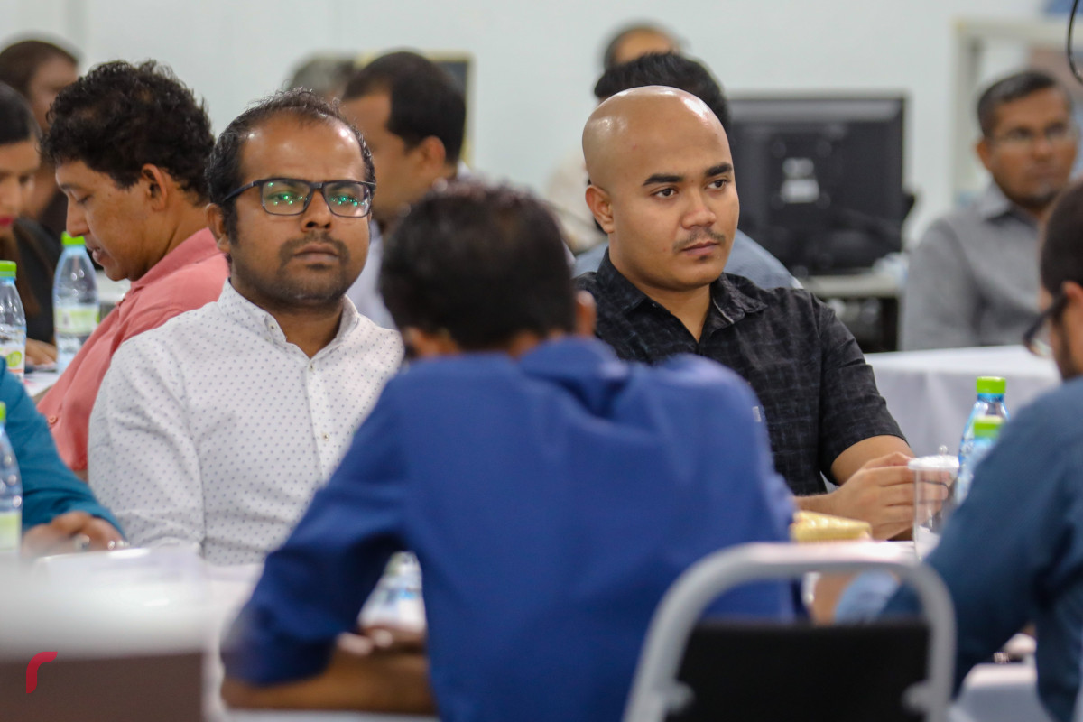 ޖޫން 8، 2018: ރިޔާސީ އިންތިހާބު ބާއްވާނެ ދުވަސް އިއުލާންކުރުމަށް ބޭއްވި ޖަލްސާގައި ރާއްޖެ ޓީވީގެ ސީއޯއޯގެ އިތުރުން ބްރޯޑްކާސްޓިންގް ކޮމިޝަންގެ ނާއިބު ރައީސް ސޮފްވާން ބައިވެރިވެ ވަޑައިގަންނަވަނީ، މިއީ ބޭރުގެ ގައުމުތަކުން އެންމެ ފާރަލާނެ އިންތިޚާބު ކަމަށް ކޮމިޝަނުން ބުނޭ. -- ފޮޓޯ: މުހައްމަދު ޝަރުހާން / ރާއްޖެ އެމްވީ