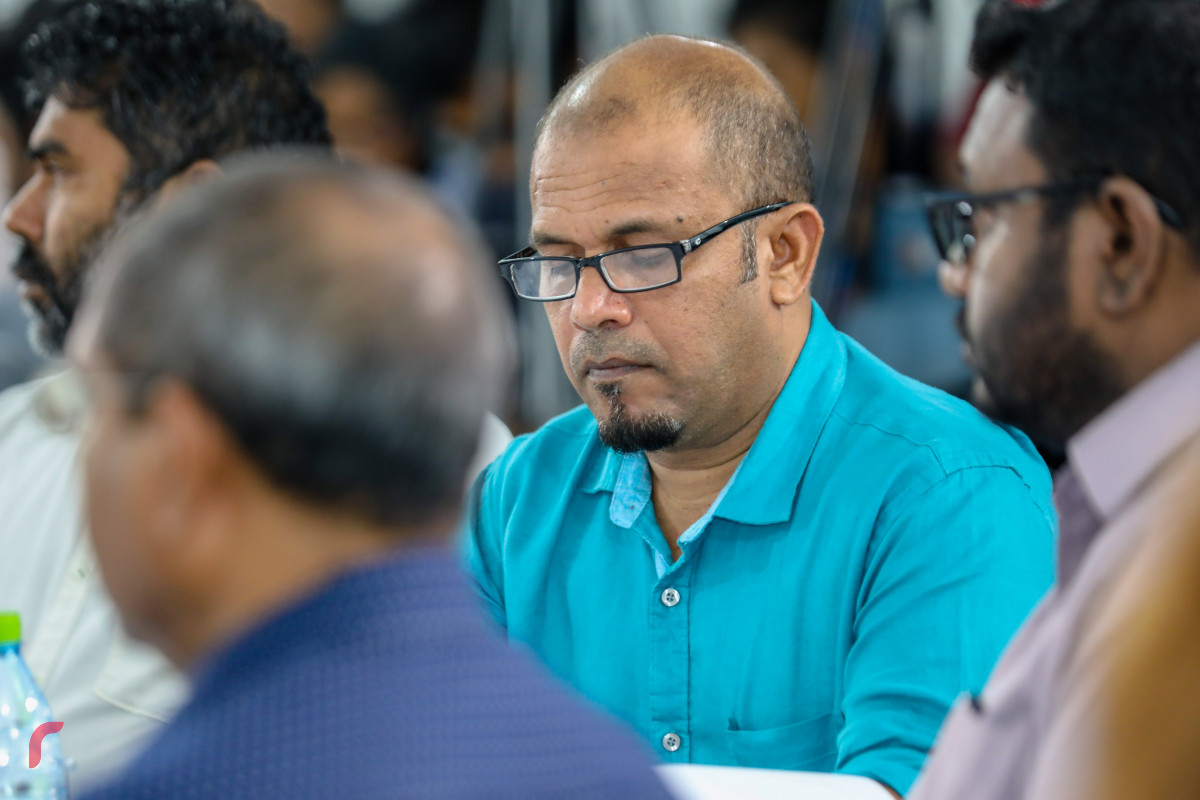 ޖޫން 8، 2018: ރިޔާސީ އިންތިހާބު ބާއްވާނެ ދުވަސް އިއުލާންކުރުމަށް ބޭއްވި ޖަލްސާގައި އިލެކްޝަންްސް ކޮމިޝަންގެ ރައީސް އަޙްމަދު ޝަރީފް ބައިވެރިވެ ވަޑައިގަންނަވަނީ، އެއްވެސް ފަރާތަކުން އެ ކޮމިޝަނަށް ޕްރެޝަރ ކުރައްވައިގެން ވެސް ނުވާނެ ކަމަށް ވިދާޅުވި. -- ފޮޓޯ: މުހައްމަދު ޝަރުހާން / ރާއްޖެ އެމްވީ