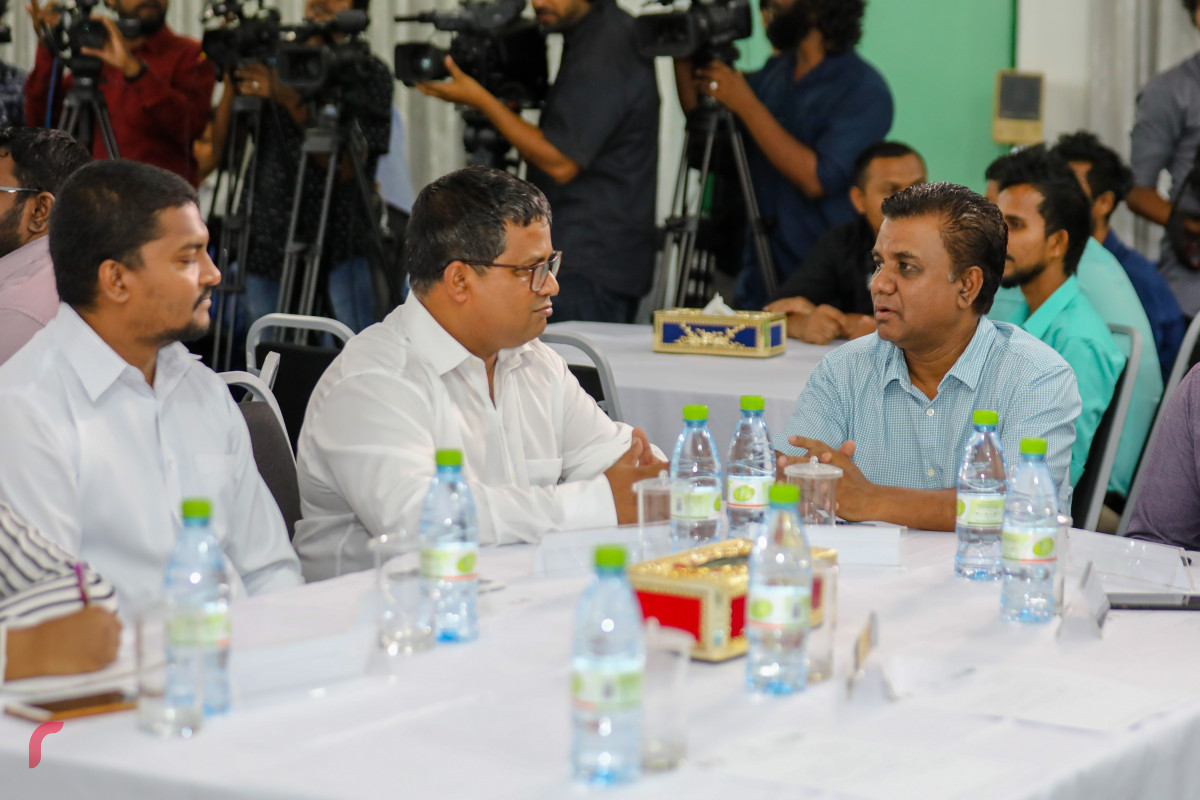 ޖޫން 8، 2018: ރިޔާސީ އިންތިހާބު ބާއްވާނެ ދުވަސް އިއުލާންކުރުމަށް ބޭއްވި ޖަލްސާގައި ސިޔާސީ ބައެއް ބޭފުޅުން ބައިވެރިވެ ވަޑައިގަންނަވަނީ، އިންތިހާބަށް ކުރިމަތިލުމުގެ ފުރުސަތު ޖުލައި 15 ގައި ހުޅުވާލާނެ -- ފޮޓޯ: މުހައްމަދު ޝަރުހާން / ރާއްޖެ އެމްވީ