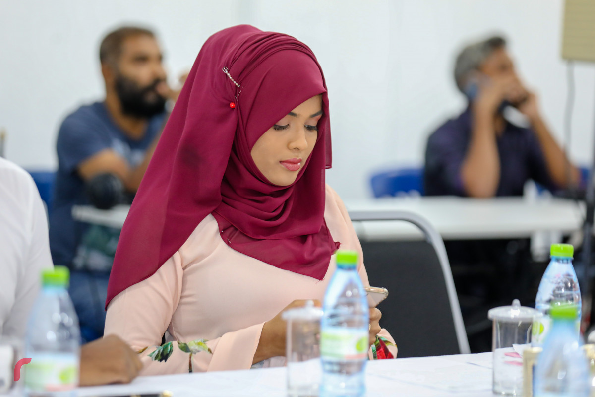 ޖޫން 8، 2018: ރިޔާސީ އިންތިހާބު ބާއްވާނެ ދުވަސް އިއުލާންކުރުމަށް ބޭއްވި ޖަލްސާގެ ތެރެއިން، ޝަރީފް ވިދާޅުވީ، އިންތިޚާބުގެ ކަންކަން އަމާން އޮމާން ކަމާއިއެކު ކުރިއަށް ގެންދިއުމަށް ފުލުހުންނާއި އެކު މިހާރުވެސް މަޝްވަރާތައް ކުރިއަށް ގެންދާ ކަމަށް.  -- ފޮޓޯ: މުހައްމަދު ޝަރުހާން / ރާއްޖެ އެމްވީ