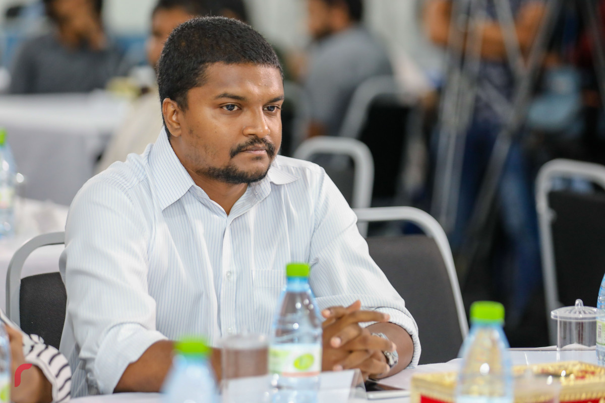 ޖޫން 8، 2018: ރިޔާސީ އިންތިހާބު ބާއްވާނެ ދުވަސް އިއުލާންކުރުމަށް ބޭއްވި ޖަލްސާގައި ސިޔާސީ ބައެއް ބޭފުޅުން ބައިވެރިވެ ވަޑައިގަންނަވަނީ، އިންތިހާބުގެ ތާރީހްތައް އިއުލާންކުރިއިރު، އިދިކޮޅު ފަރާތްތަކުން އަންނަނީ މިހާރު އޮތް އިލެކްޝަންސް ކޮމިޝަނާއެކުގައި މިނިވަން އިންސާފުވެރި އިންތިހާބެއް ނުބޭއްވޭނެ ކަމަށް ބުނަމުން -- ފޮޓޯ: މުހައްމަދު ޝަރުހާން / ރާއްޖެ އެމްވީ