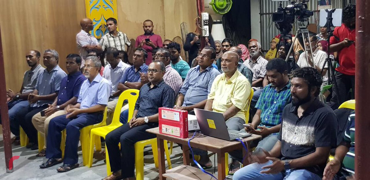 ޖޫން 8، 2018 : ޖަޒީރާ ރައިސް ކެމްޕެއިން ޕޯސްޓަރު ލޯންޗް ކުރުމަށް އެމްޑީޕީ ހަރުގޭގައި ބެއްވި ޖަލްސާގެ ތެރެއިން، މި ޖަލްސާގައި އެމްޑިޕީގެ އިސް ސަފުގައި މަސައްކަތް ކުރައްވާ ގިނަ އަދަދެއްގެ ބޭފުޅުންނާއި ސަޕޯޓަރުން ވަނީ ބައިވެރިވެ ވަޑައިގެންފައި