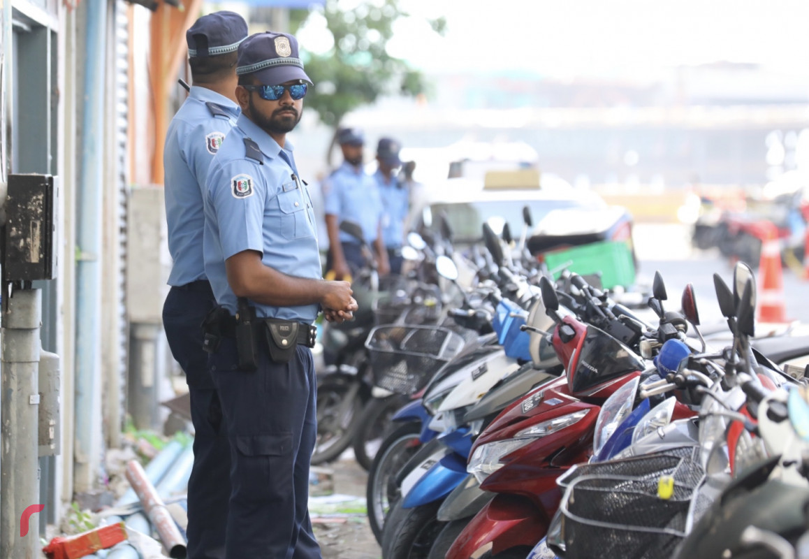 ޖޫން 9، 2018: އަޑިޕާކު ސަރަހައްދުގައި ހުންނަ ޝެލްބީން ބޭކަރީގައި ގޭސް ހޮޅިއެއް ގޮވައި ހިނގި ހާދިސާ ތަހުގީގު ކުރުމަށް ފުލުހުން ސަރަހައްދުގައި ހަރަކާތްތެރިވަނީ، ގޭސް ހޮޅި ގޮވުމުގެ ހާދިސާގައި އެ ސަރަހައްދުގައި ހުރި ބައެއް ގެތަކަށް ވަނީ އެކިވަރުގެ ގެއްލުންވެފައި