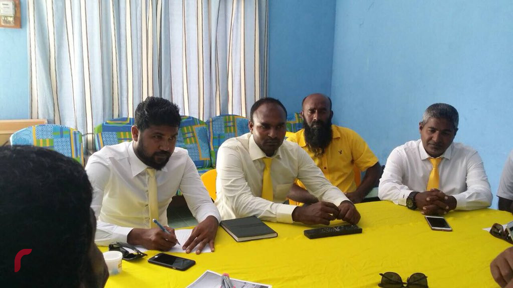 ޖޫން 10، 2018: އިސްދޫ ދާއިރާގެ މަޖިލިސް ކުރިއަށްގެންދަނީ: މި ބައްދަލުވުންތަކުގައި ކުރިއަށްއޮތް ރިޔާސީ އިންތިހާބުގައި އަމަލު ކުރާނެ ގޮތްތަކާއި ގުޅޭގޮތުން މަޝްވަރާކޮށްފައިވޭ