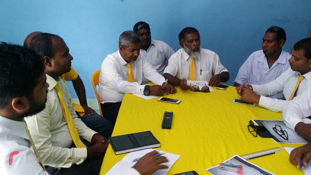 ޖޫން 10، 2018: އިސްދޫ ދާއިރާގެ މަޖިލިސް ކުރިއަށްގެންދަނީ: މި ބައްދަލުވުންތަކުގައި ކުރިއަށްއޮތް ރިޔާސީ އިންތިހާބުގައި އަމަލު ކުރާނެ ގޮތްތަކާއި ގުޅޭގޮތުން މަޝްވަރާކޮށްފައިވޭ