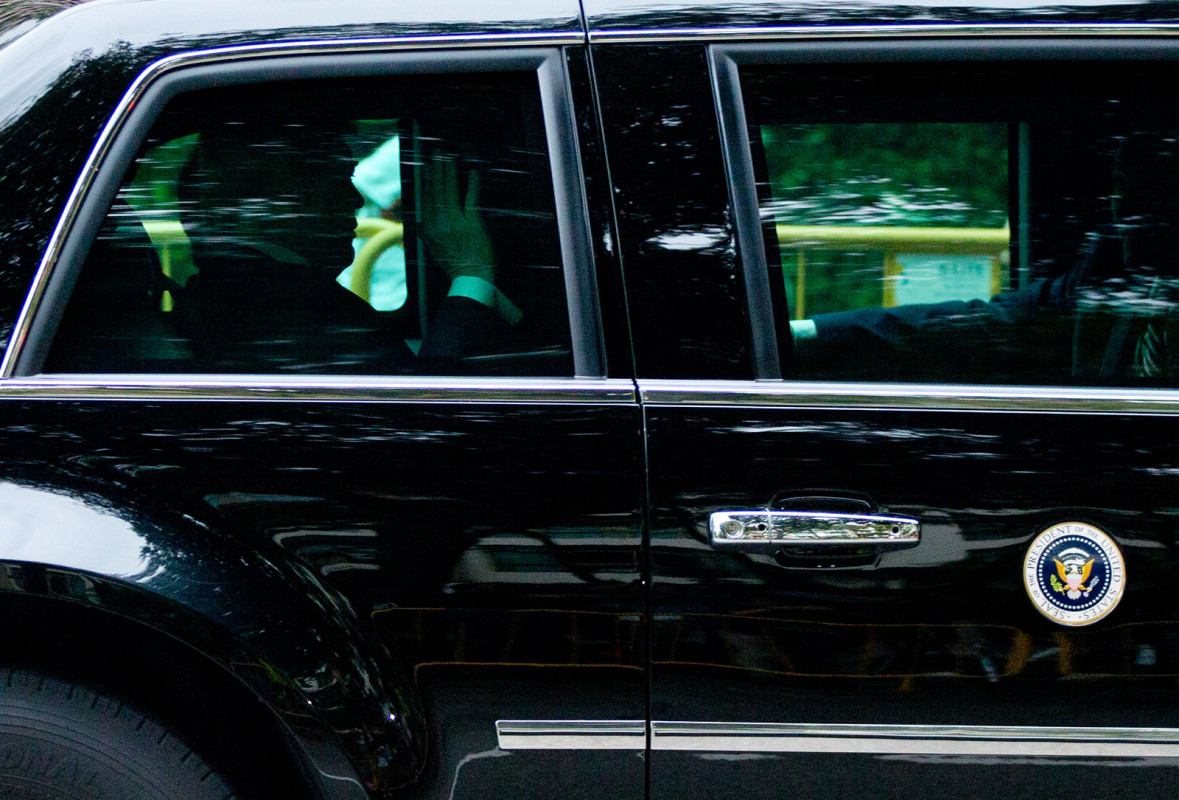 ޖޫން 12، 2018: އެމެރިކާގެ ރައީސް ޑޮނަލްޑް ޓްރަމްޕް އެމަނިކުފާނުގެ ކާރުކޮޅުގައި ސަމިޓް ބޭއްވުމަށް ހަމަޖެހިފައިވާ ކަޕެލާ ހޮޓެލްއަށް ވަޑައިގަންނަވަނީ