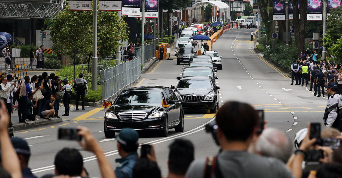 ޖޫން 12، 2018: ސަމިޓް ބޭއްވުމަށް ހަމަޖެހިފައިވާ ހޮޓެލްއަށް ކިމް ޖޮންގ-އުން މޮޓޯ ކޭޑްގައި ވަޑައިގަންނަވަނީ، މި ސަމިޓް ބާއްވާ ސަރަހައްދުގައި ވަނީ ސަލާމަތީ ކަންކަން ވަރަށް ބޮޑަށް ވަރުގަދަކޮށްފައި