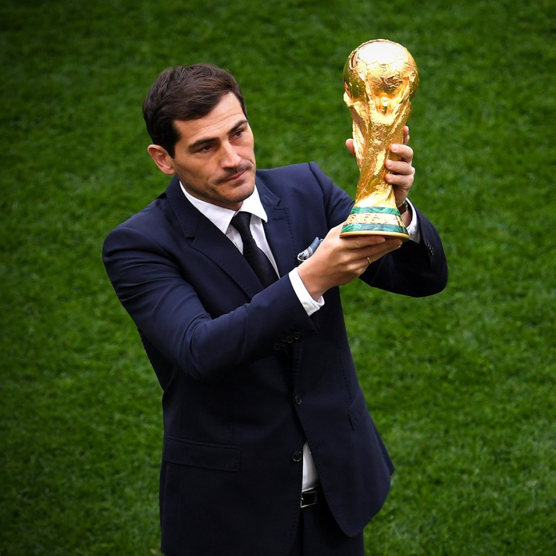 ޖޫން 14، 2018: މިއަހަރުގެ ހުޅުވާ ރަސްމިއްޔާތަށް ވޯލްޑް ކަޕްގެ ޓްރޮފީ ތައާރަފްކޮށްދިނީ ސްޕެއިންގެ ގައުމީ ޓީމާއެކު މި ތަށި އުފުލާލި ކެޕްޓަން އިކަރ ކަސިޔަސް. އޭނާއަކީ ވޯލްޑް ކަޕާއި ޔޫރޯ ފުޓްބޯޅަ މުބާރާތް އުފުލާލި މަދު ކެޕްޓަނުން ތެރޭގައި ގުނާލެވޭ ކުޅުންތެރިޔެއް.