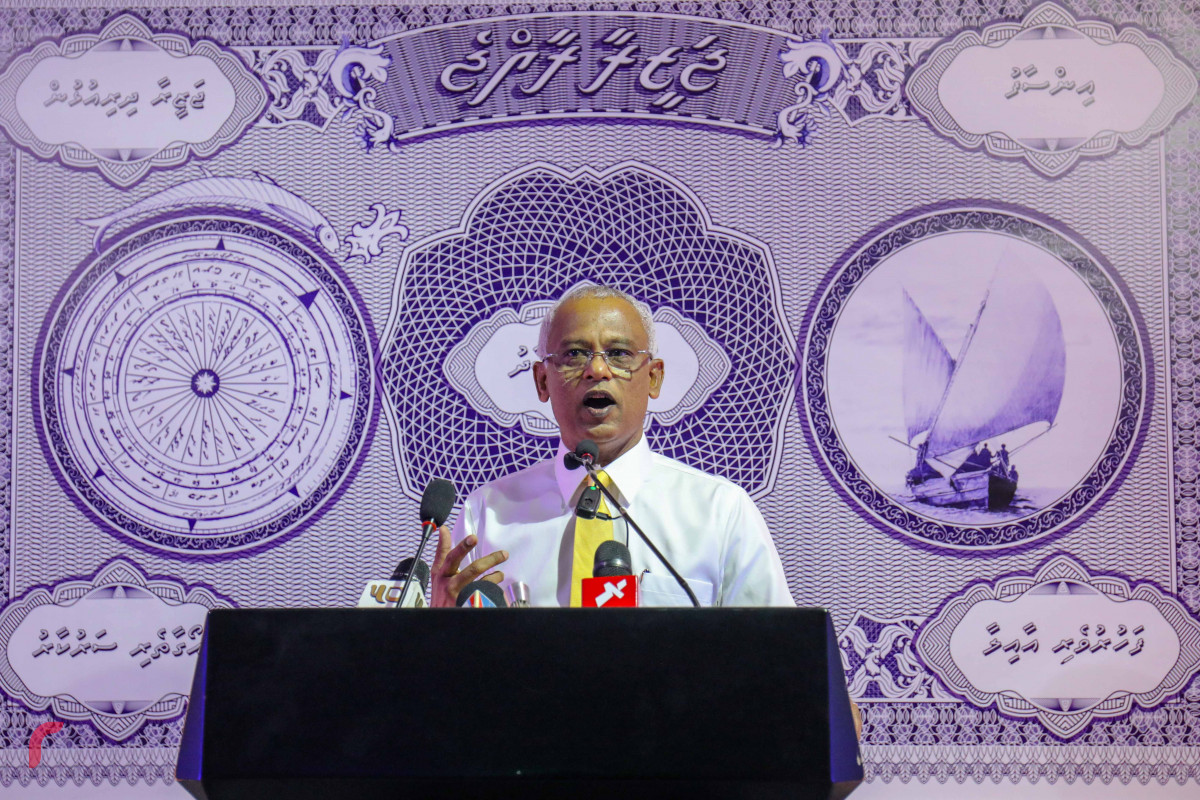 ޖޫން 14، 2018 : އެމްޑިޕީ "ޖަޒީރާ ރާއްޖެ" ކެމްޕެއިން ލޯންޗް ކުރުމަށް ހަރުގޭގައި ބޭއްވި ރަސްމިއްޔާތުގައި އެމްޑީޕީގެ ޕީޖީ ލީޑަރ އިބްރާހިމް މުހައްމަދު ސޯލިހް (އިބޫ) ވާހަކަފުޅު ދައްކަވަނީ، ސިންގަލް ކެންޑިޑޭޓެއްގެ ގޮތުގައި ނެރެން އެންމެ ރަނގަޅީ ރައީސް ނަޝީދު ކަމަށް އިބޫ ވަނީ ވިދާޅުވެފައި -- ފޮޓޯ: މުހައްމަދު ޝަރުހާން