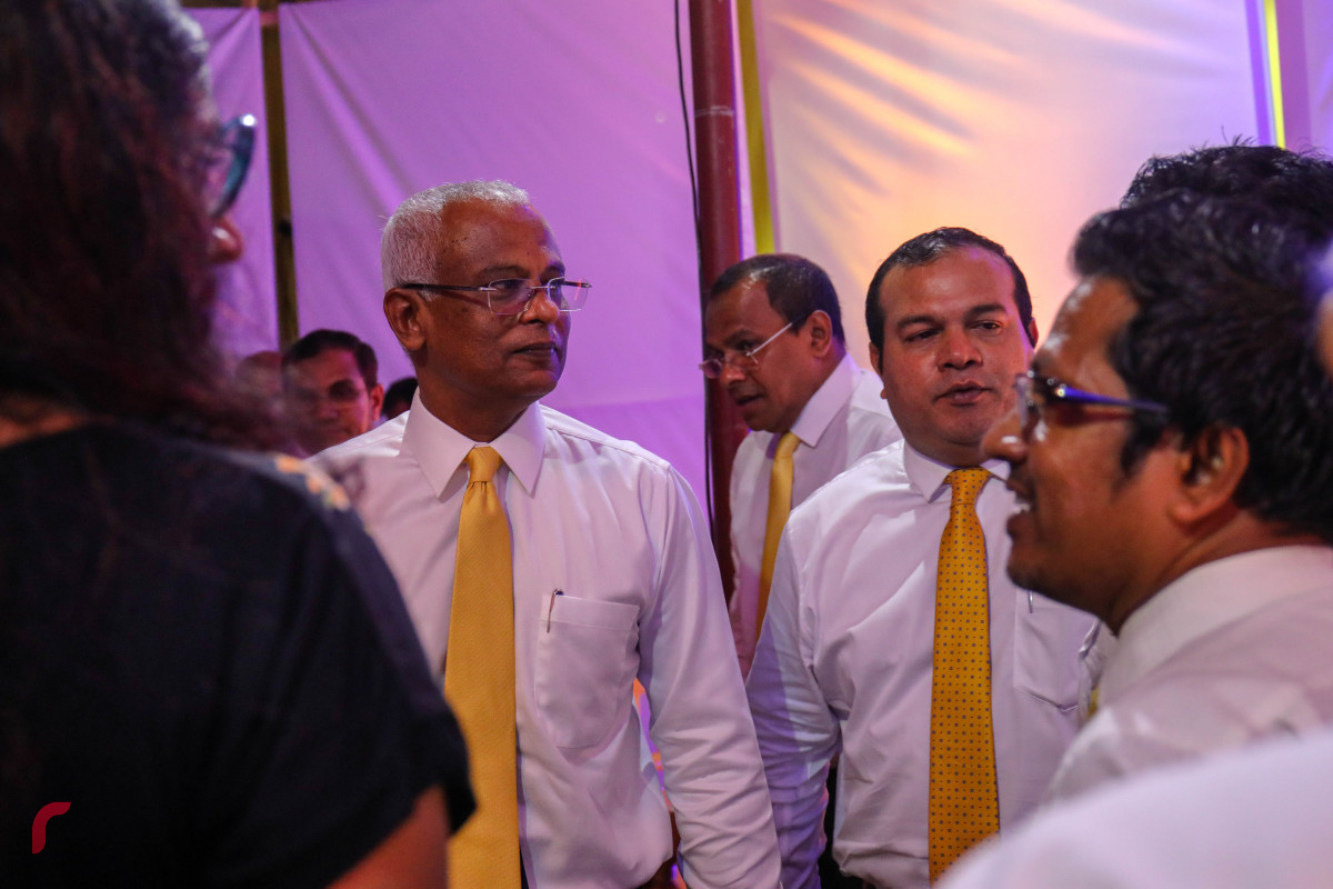 ޖޫން 14، 2018 : އެމްޑިޕީ "ޖަޒީރާ ރާއްޖެ" ކެމްޕެއިން ލޯންޗް ކުރުމަށް ހަރުގޭގައި ބޭއްވި ރަސްމިއްޔާތުގައި އެމްޑީޕީގެ ޕީޖީ ލީޑަރު އިބްރާހިމް މުހައްމަދު ސޯލިހު އާއި ރައީސް ނަޝީދުގެ ކެމްޕެއިން މެނޭޖަރ މުހައްމަދު އަސްލަމް ބަރިވެރިވެވަޑައިގަންނަވަނީ، މި ރަސްމިއްޔާތުގައި އެޕާޓީގެ ލީޑަރޝިޕްގެ އިސްވެރިން ބައިވެރިވެވަޑައިގެންނެވި -- ފޮޓޯ: މުހައްމަދު ޝަރުހާން