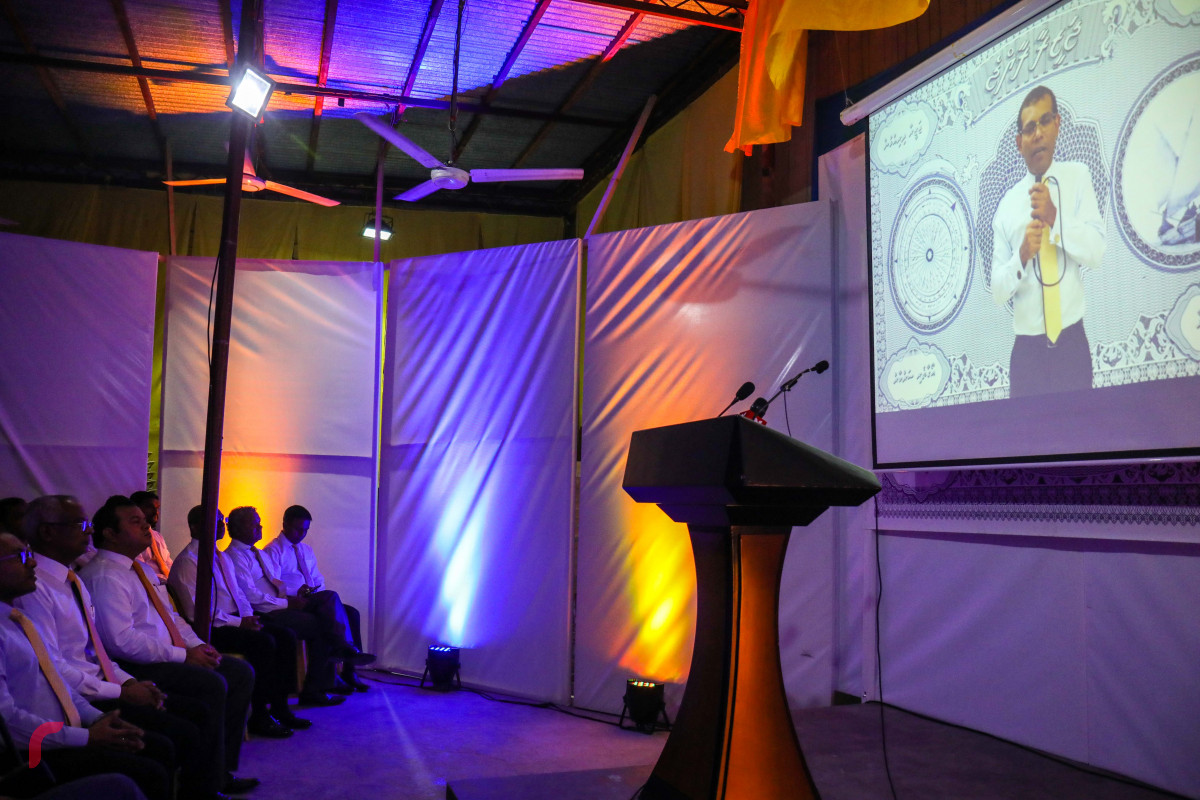 ޖޫން 14، 2018 : އެމްޑިޕީ "ޖަޒީރާ ރާއްޖެ" ކެމްޕެއިން ލޯންޗް ކުރުމަށް ހަރުގޭގައި ބޭއްވި ރަސްމިއްޔާތުގައި އެމްޑީޕީގެ ރިޔާސީ ކެންޑިޑޭޓް ރައީސް މުހައްމަދު ނަޝީދު ސްކައިޕް މެދުވެރިކޮށް ވާހަކަފުޅު ދައްކަވަނީ، އެމްޑީޕީގެ ރިޔާސީ ޓިކެޓް ރައީސް ނަޝީދު ކާމިޔާބުކުރެއްވީ އެޕާޓީގެ ރިޔާސީ ޕްރައިމަރީ ބޮޑު އަޣުލަބިއްޔަތަކުން ކާމިޔާބުކޮށްގެން -- ފޮޓޯ: މުހައްމަދު ޝަރުހާން