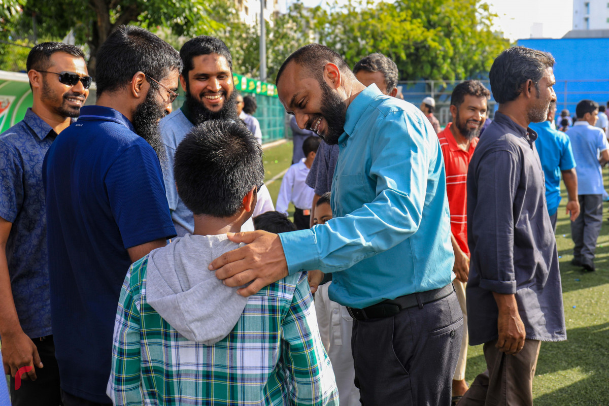 ޖޫން 15، 2018: 1439 ވަނަ އަހަރުގެ ފިތުރު ޢީދު ނަމާދު މާފަންނު ސްޓޭޑިއަމްގައި ކުރެއްވުމަށް ފަހު ކުރީގެ އިސްލާމިކް މިނިސްޓަރު ޑރ. މުހައްމަދު ޝަހީމް އަލީ ސައީދު އީދު ސަލާމް ކުރައްވަނީ، މާފަންނު ސްޓޭޑިއަމް ބޮޑު ޖަމާއަތުގައި ގިނަ އަދަދެއްގެ މީހުން ވަނީ ބައިވެރިވެފައި -- ފޮޓޯ: މުހައްމަދު ޝަރުހާން / ރާާއްޖެ އެމްވީ