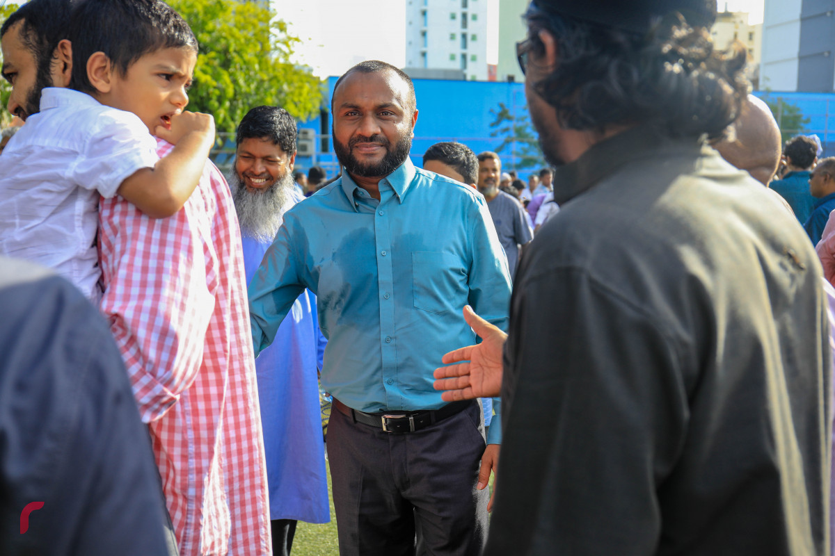 ޖޫން 15، 2018: 1439 ވަނަ އަހަރުގެ ފިތުރު ޢީދު ނަމާދު މާފަންނު ސްޓޭޑިއަމްގައި ކުރެއްވުމަށް ފަހު ކުރީގެ އިސްލާމިކް މިނިސްޓަރު ޑރ. މުހައްމަދު ޝަހީމް އަލީ ސައީދު އީދު ސަލާމް ކުރައްވަނީ، މާފަންނު ސްޓޭޑިއަމް ބޮޑު ޖަމާއަތުގައި ގިނަ އަދަދެއްގެ މީހުން ވަނީ ބައިވެރިވެފައި -- ފޮޓޯ: މުހައްމަދު ޝަރުހާން / ރާާއްޖެ އެމްވީ