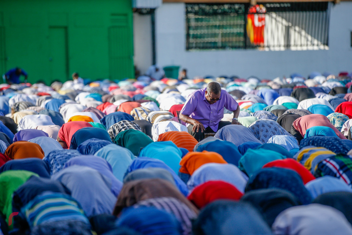 ޖޫން 15، 2018: 1439 ވަނަ އަހަރުގެ ފިތުރު ޢީދު ނަމާދު މާފަންނު ސްޓޭޑިއަމްގައި ކުރަނީ، ބޮޑު ޖަމާއަތުގައި ގިނަ އަދަދެއްގެ މީހުން ވަނީ ބައިވެރިވެފައި -- ފޮޓޯ: މުހައްމަދު ޝަރުހާން / ރާާއްޖެ އެމްވީ