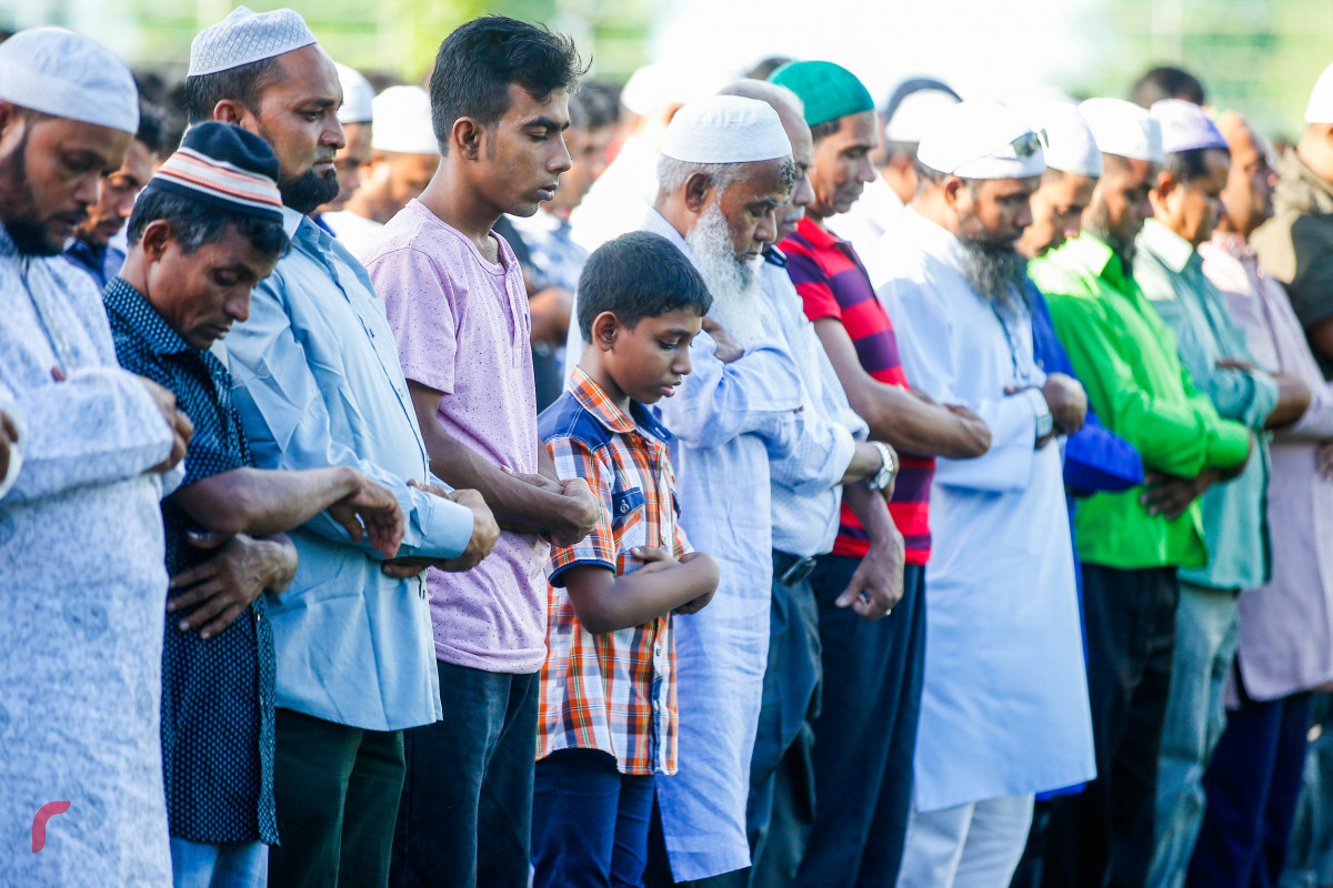 ޖޫން 15، 2018: 1439 ވަނަ އަހަރުގެ ފިތުރު ޢީދު ނަމާދު މާފަންނު ސްޓޭޑިއަމްގައި ކުރަނީ، ބޮޑު ޖަމާއަތުގައި ގިނަ އަދަދެއްގެ މީހުން ވަނީ ބައިވެރިވެފައި -- ފޮޓޯ: މުހައްމަދު ޝަރުހާން / ރާާއްޖެ އެމްވީ